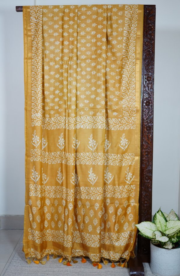 Yellow Soft Silk Floral Pattern Saree - Image 3